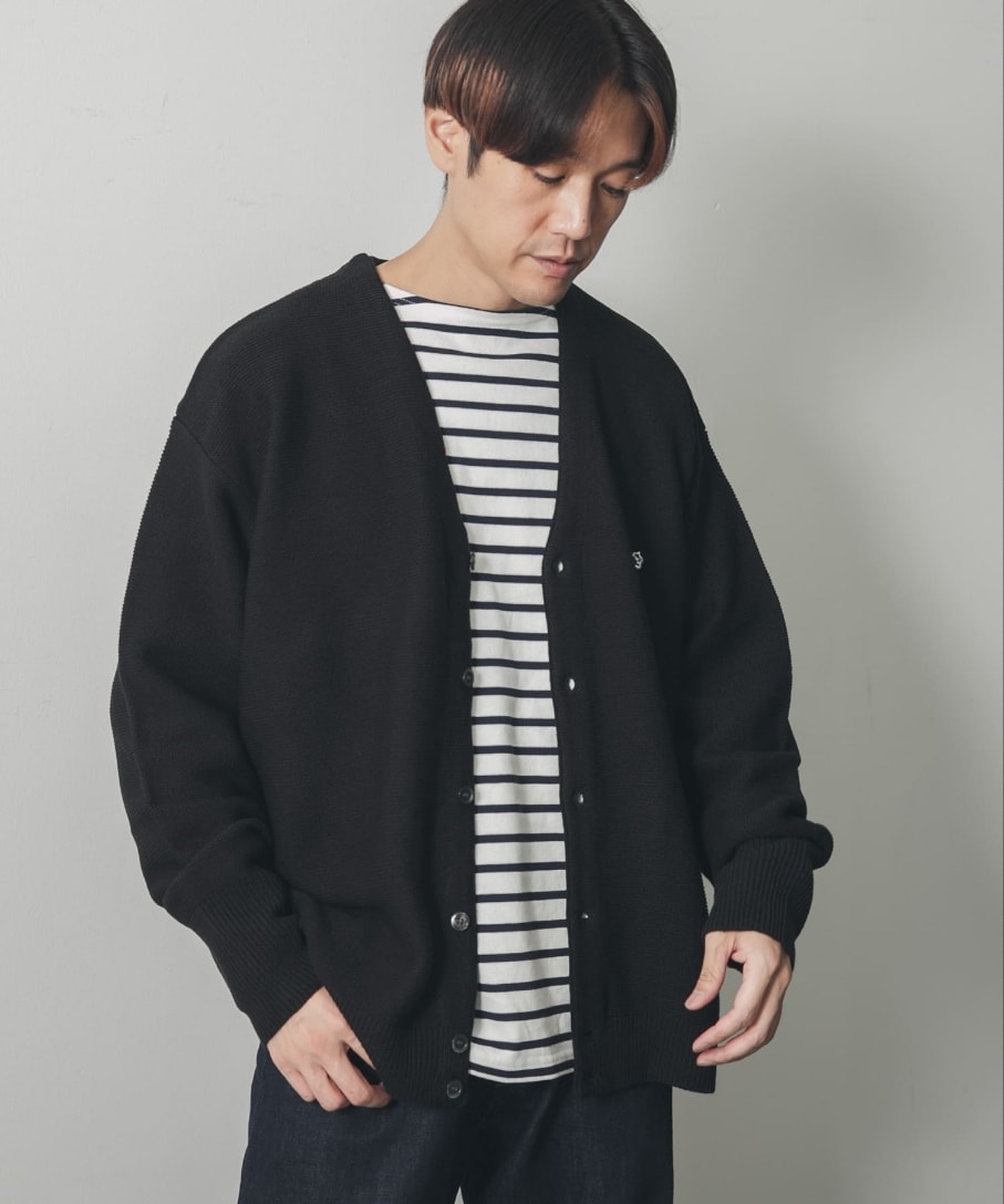 ブラック系のカーディガン/ボレロ、ブラック系のTシャツ/カットソーを着用したメンズの秋コーディネートの2枚目の写真