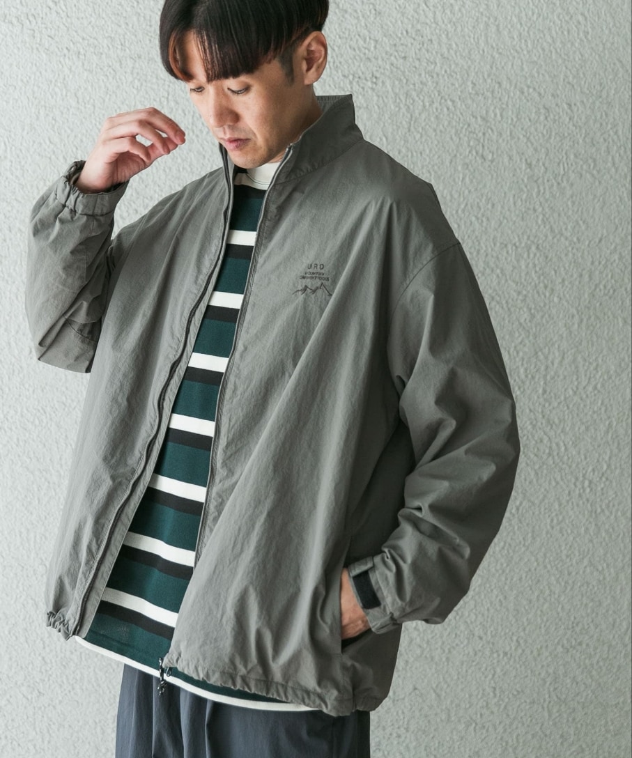 グレー系のブルゾンを着用したメンズの秋コーディネートの2枚目の写真