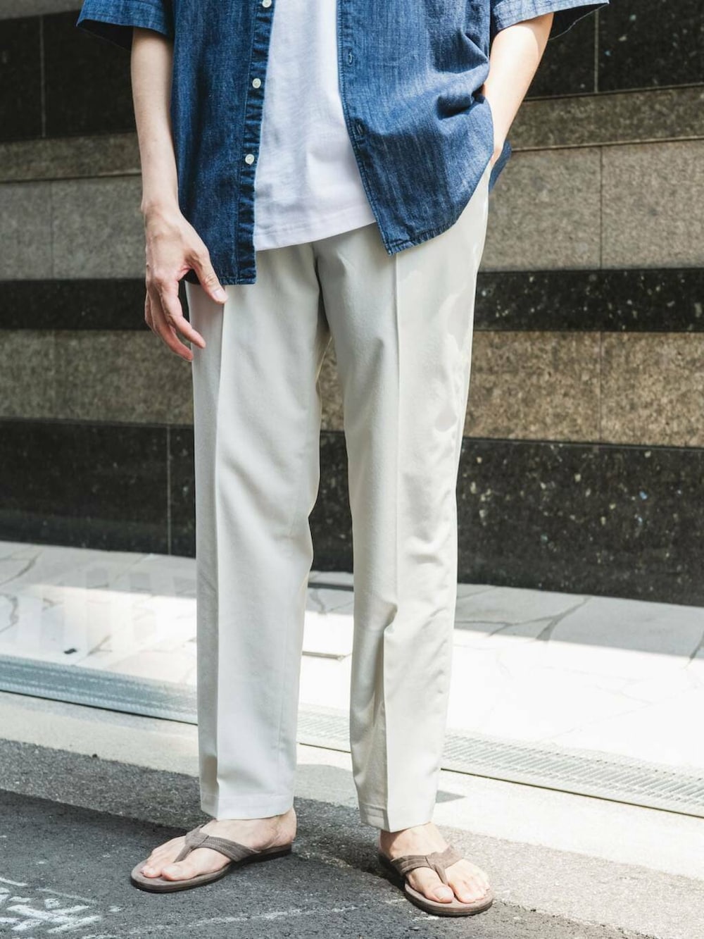 ホワイト系のTシャツ/カットソー、ベージュ系のその他パンツ、ブルー系のシャツ/ブラウスを着用したメンズの夏コーディネートの2枚目の写真