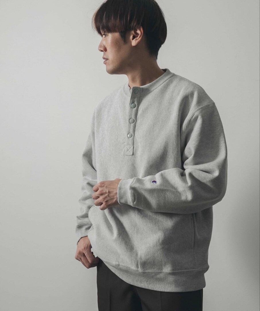 グレー系のスウェット、ブラウン系のその他パンツ、ホワイト系のスニーカーを着用したメンズの秋コーディネートの2枚目の写真