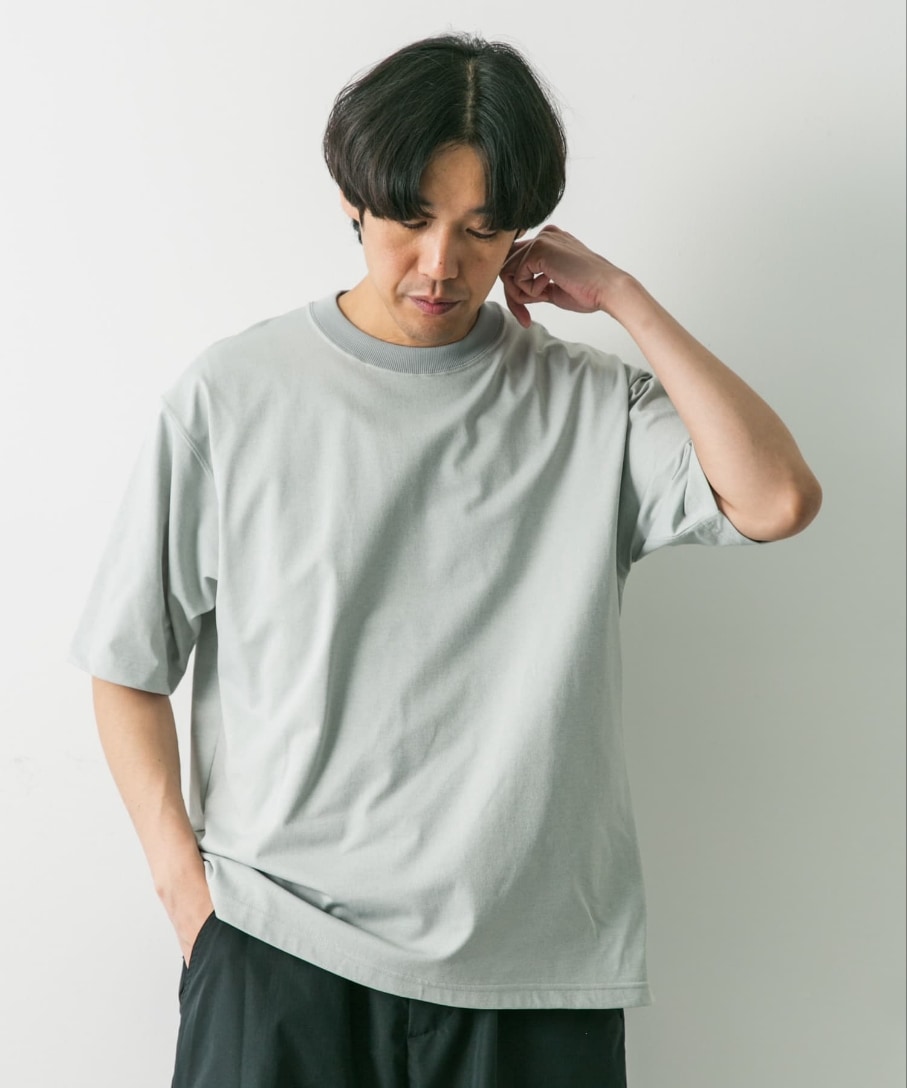 「春、シンプルコーデ、オトナカジュアル、カジュアルコーデ、春服コーデ、夏コーデ、休日スタイル、春夏コーデ、カーゴパンツ、ドアーズ、DOORS」｜「URBAN RESEARCH DOORSの『Sサイズ/WEB限定』『吸水速乾』『接触冷感』『イージーケア』クイックドライ ショートスリーブT（Tシャツ/カットソー、グレー系）」を使った、Taniさん（メンズ・172cm）の春コーディネートの2枚目の写真