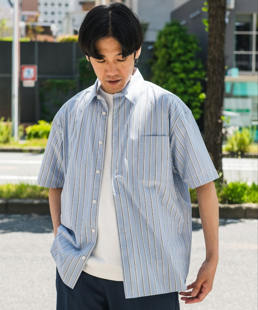 ブルー系のシャツ/ブラウス、ホワイト系のTシャツ/カットソー、ブルー系のその他パンツを着用したメンズの夏コーディネートの2枚目の写真