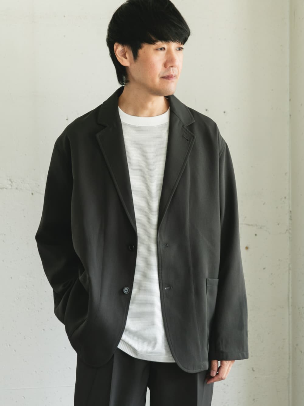 グレー系のその他アウター、グレー系のその他パンツを着用したメンズの秋コーディネートの2枚目の写真