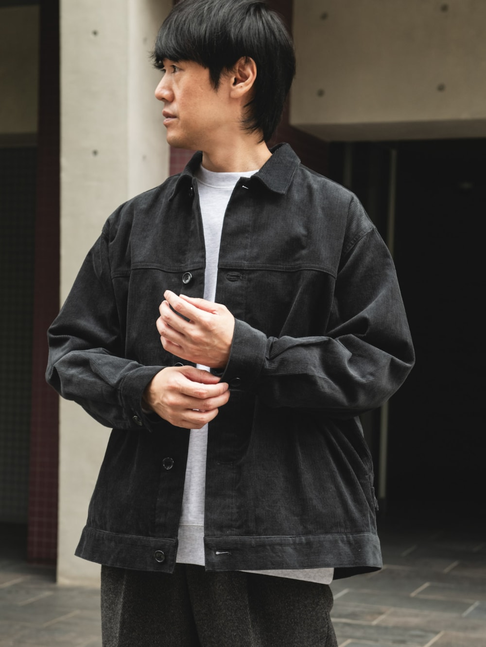 グレー系のその他パンツ、グレー系のその他アウターを着用したメンズの秋コーディネートの2枚目の写真