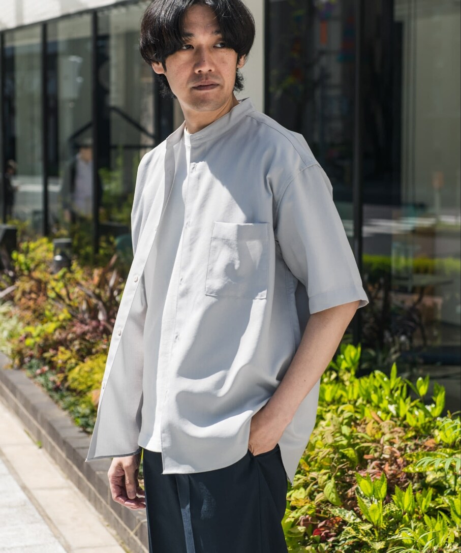 グレー系のシャツ/ブラウス、ブルー系のその他パンツ、ベージュ系のサンダルを着用したメンズの春コーディネートの2枚目の写真
