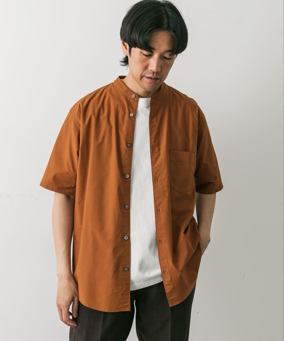 ブラウン系のシャツ/ブラウス、ブラウン系のその他パンツ、ホワイト系のTシャツ/カットソーを着用したメンズの春コーディネートの2枚目の写真