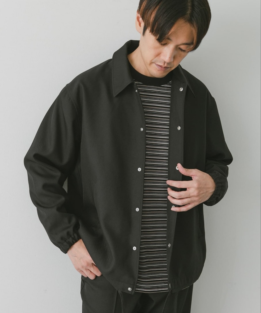 ブラック系のセットアップ、ブラック系のその他パンツ、ブラック系のTシャツ/カットソーを着用したメンズの秋コーディネートの2枚目の写真