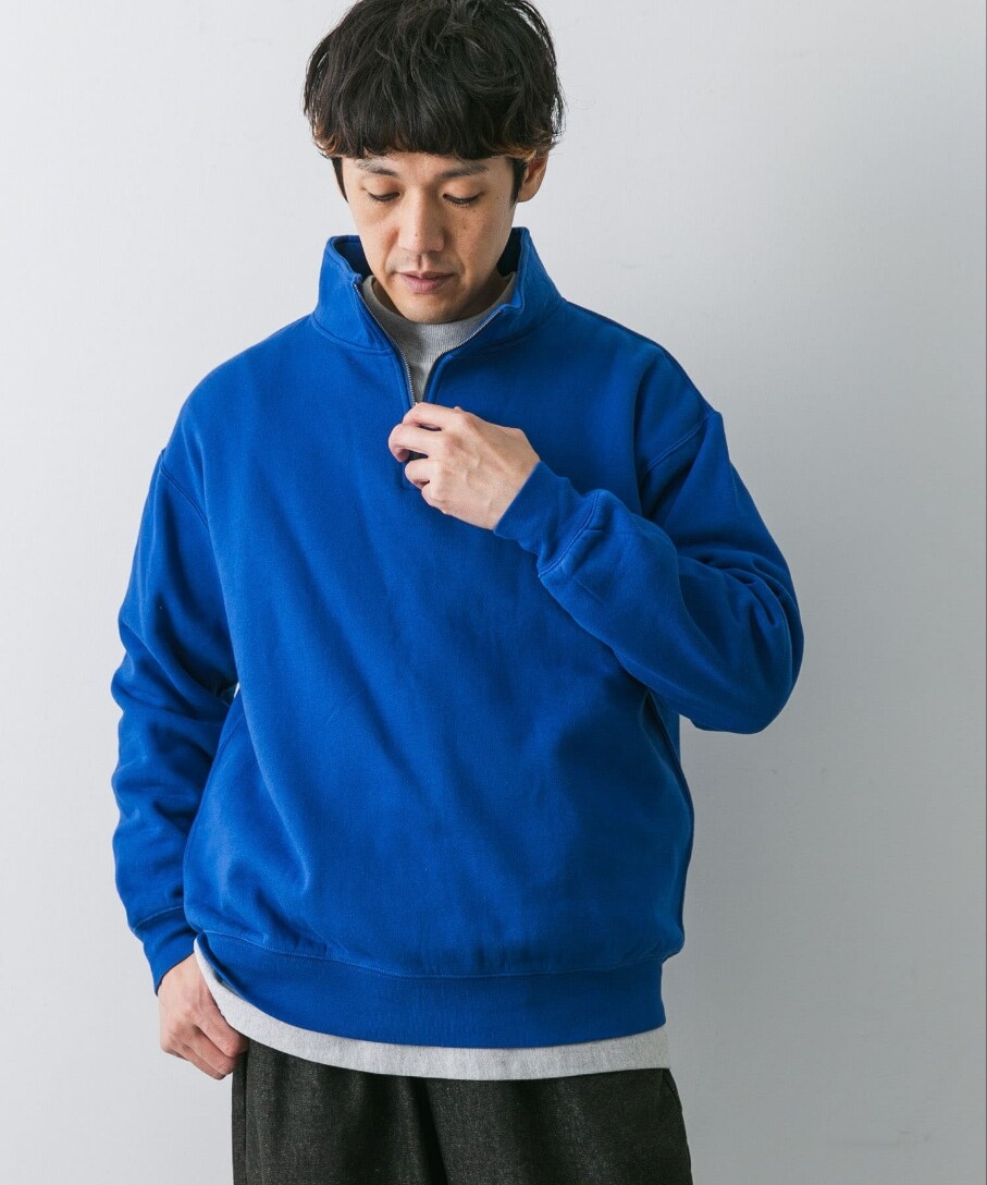 ブルー系のスウェット、ブラック系のデニムパンツを着用したメンズの冬コーディネートの2枚目の写真