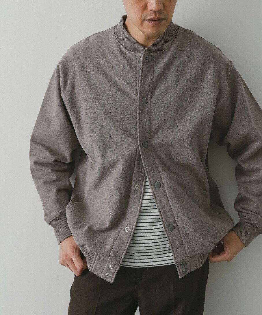 ブラウン系のブルゾン、ブラック系のTシャツ/カットソー、ブラウン系のその他パンツを着用したメンズの秋コーディネートの2枚目の写真