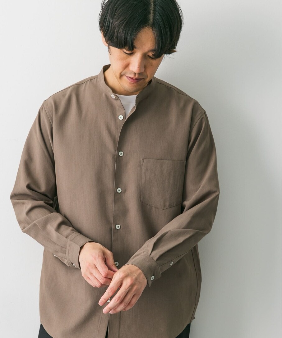 ブラウン系のシャツ/ブラウスを着用したメンズの春コーディネートの2枚目の写真