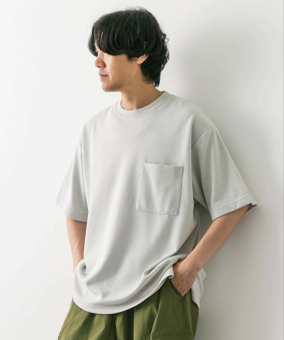 グレー系のTシャツ/カットソーを着用したメンズの夏コーディネートの2枚目の写真