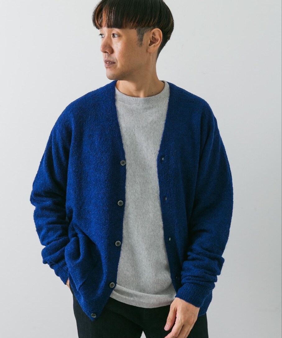 ブルー系のカーディガン/ボレロ、グレー系のTシャツ/カットソー、ブルー系のデニムパンツを着用したメンズの秋コーディネートの3枚目の写真