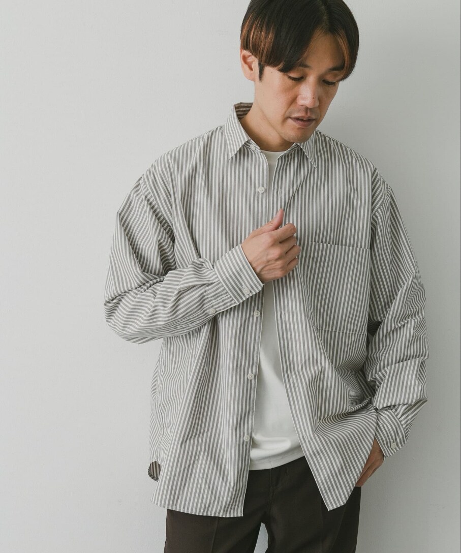 ブラウン系のシャツ/ブラウス、ホワイト系のTシャツ/カットソー、ブラウン系のその他パンツを着用したメンズの秋コーディネートの2枚目の写真