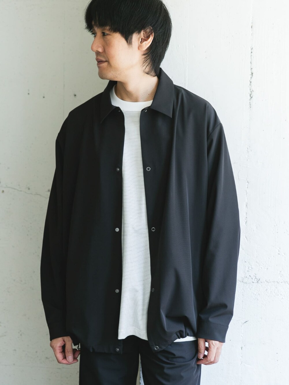 ブラック系のシャツ/ブラウス、ブラック系のその他パンツを着用したメンズの秋コーディネートの2枚目の写真