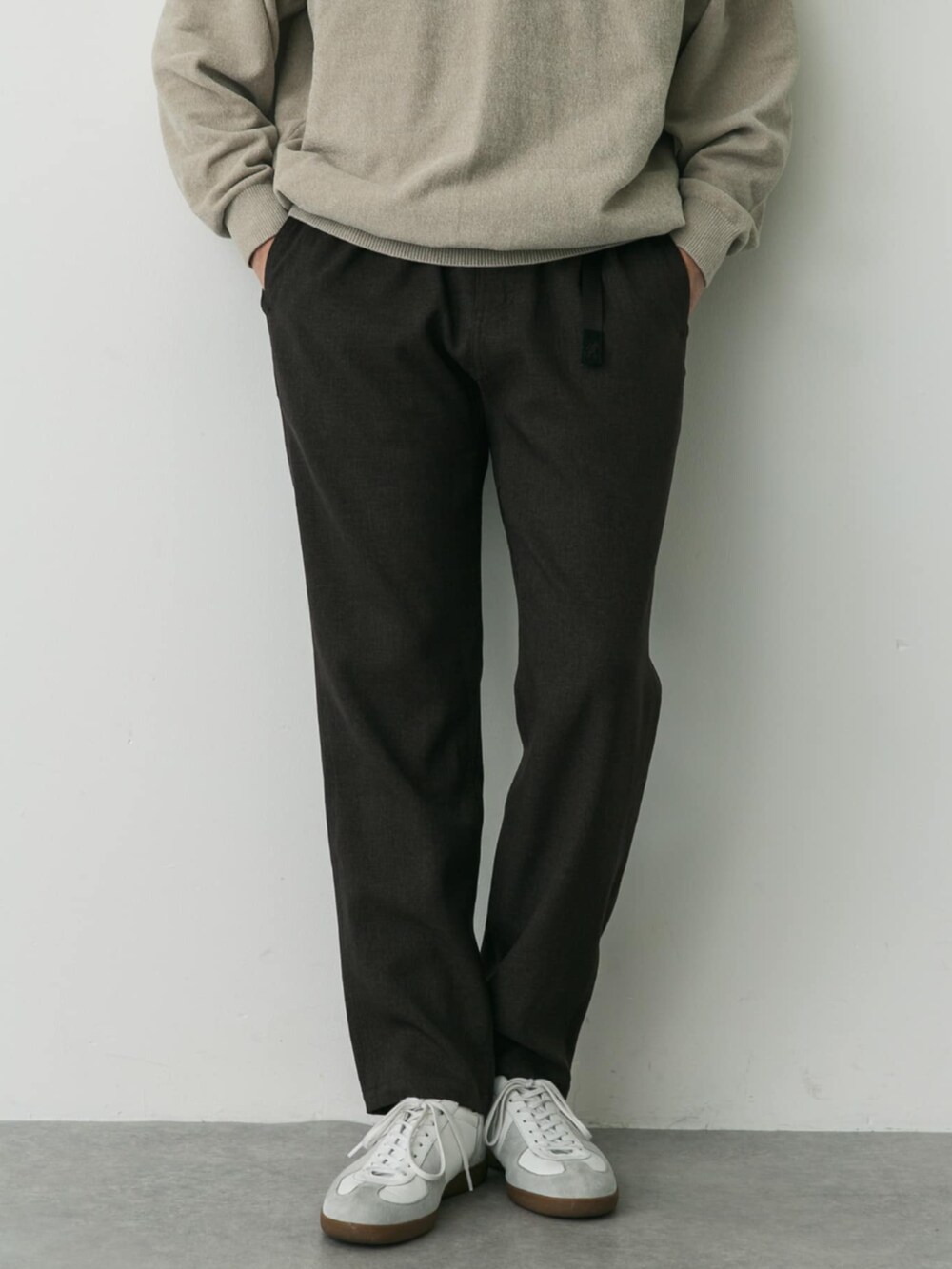 ベージュ系のニット/セーター、ブラウン系のその他パンツを着用したメンズの秋コーディネートの2枚目の写真