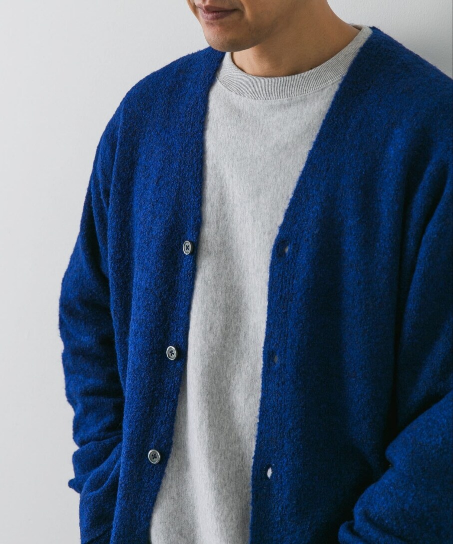 ブルー系のカーディガン/ボレロ、グレー系のTシャツ/カットソー、ブルー系のデニムパンツを着用したメンズの秋コーディネートの2枚目の写真