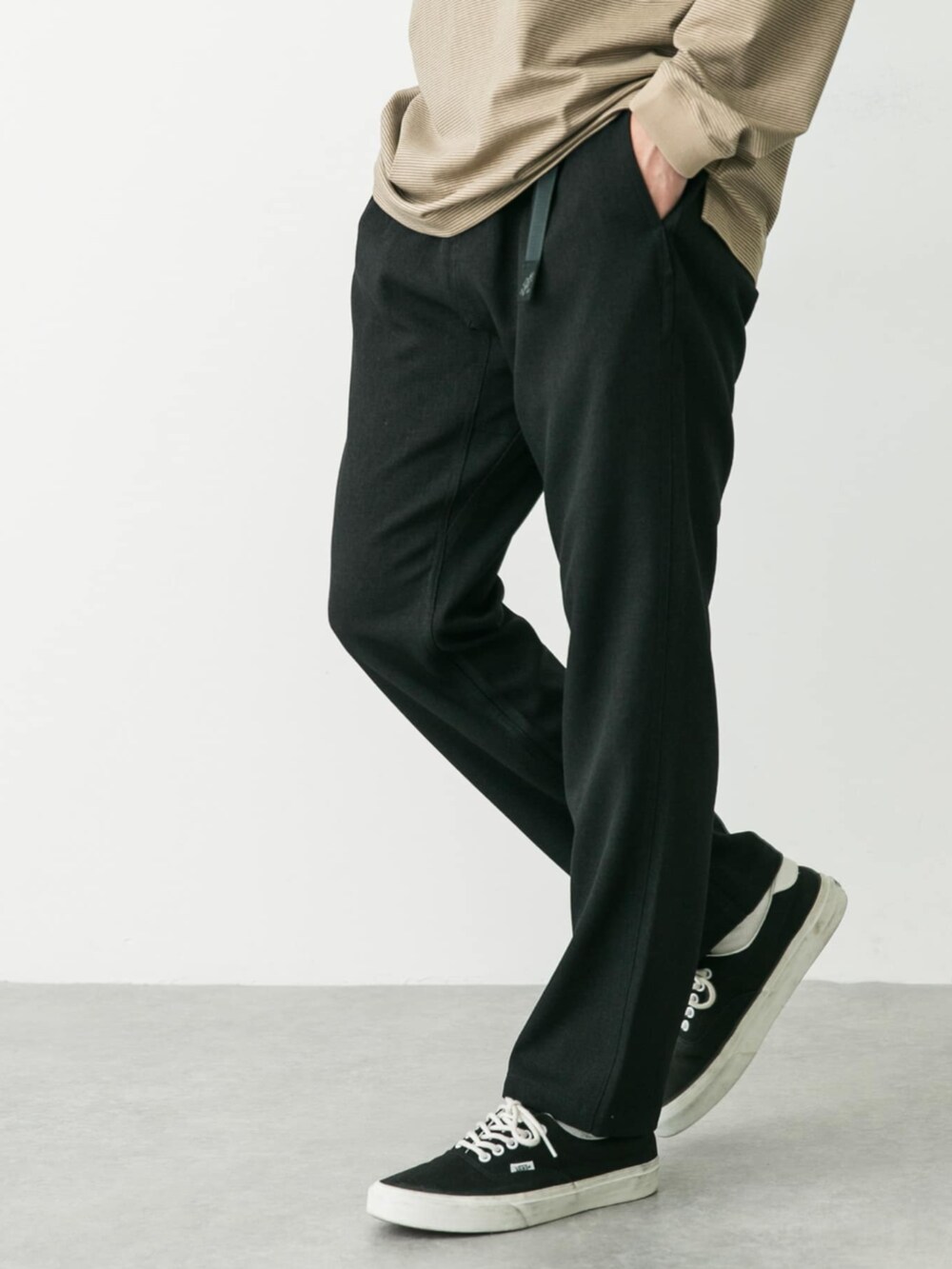 ベージュ系のTシャツ/カットソー、ブラック系のその他パンツを着用したメンズの秋コーディネートの2枚目の写真