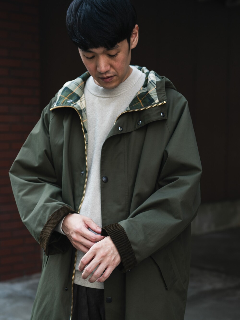 グリーン系のその他アウターを着用したメンズの秋コーディネートの2枚目の写真