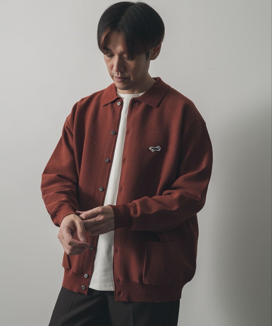 オレンジ系のカーディガン/ボレロ、ホワイト系のTシャツ/カットソー、ブラウン系のその他パンツを着用したメンズの秋コーディネートの2枚目の写真