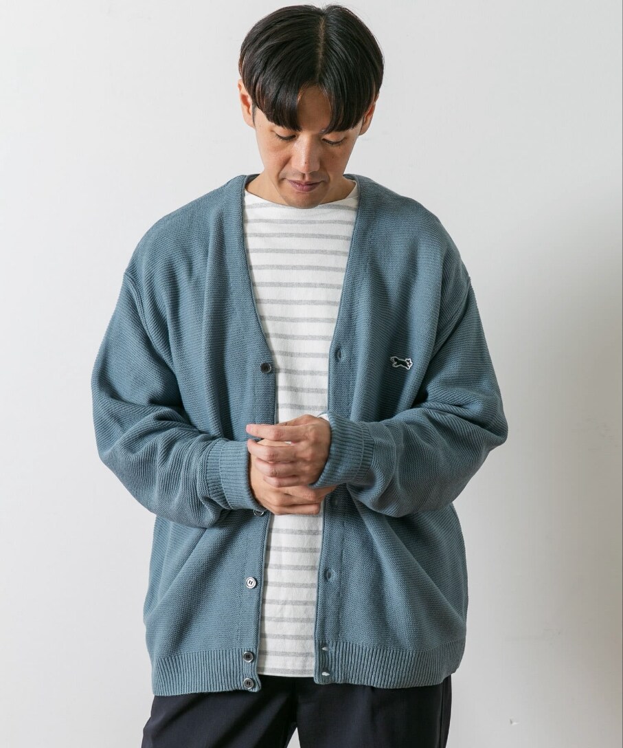 ブルー系のカーディガン/ボレロ、グレー系のTシャツ/カットソーを着用したメンズの秋コーディネートの2枚目の写真