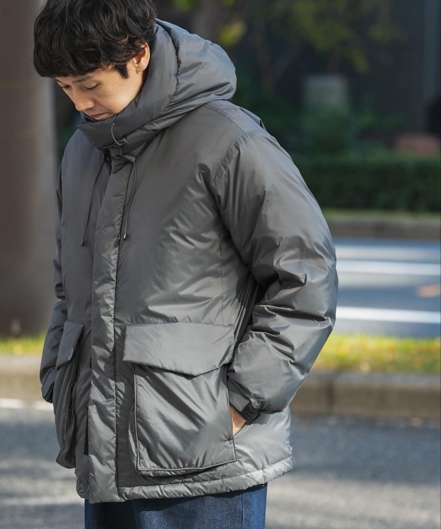 グレー系のダウンジャケット/コート、ブルー系のスウェットを着用したメンズの冬コーディネートの3枚目の写真