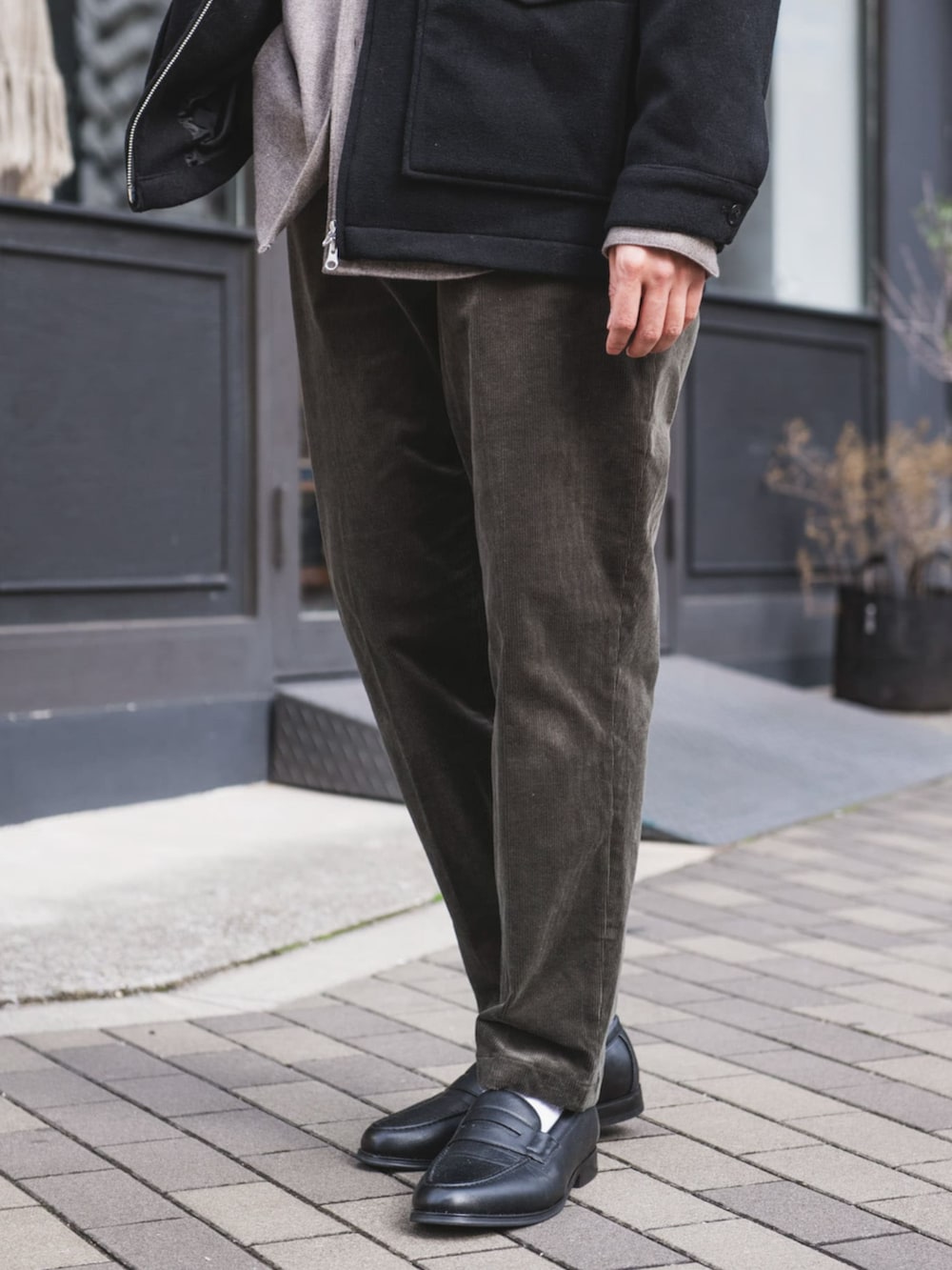 ブラック系のその他アウター、ブラウン系のシャツ/ブラウス、グリーン系のその他パンツを着用したメンズの冬コーディネートの2枚目の写真