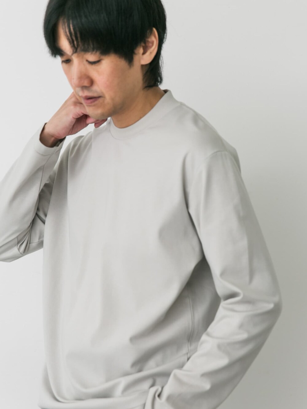 ブルー系のスーツパンツ、グレー系のシャツ/ブラウス、ブラック系のドレスシューズを着用したメンズの夏コーディネートの2枚目の写真