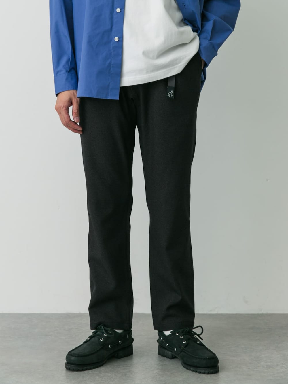 ブルー系のシャツ/ブラウス、グレー系のその他パンツを着用したメンズの秋コーディネートの2枚目の写真