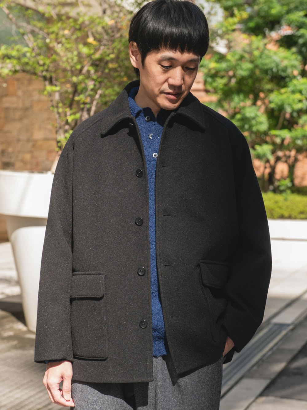 ブラック系のその他アウターを着用したメンズの秋コーディネートの2枚目の写真