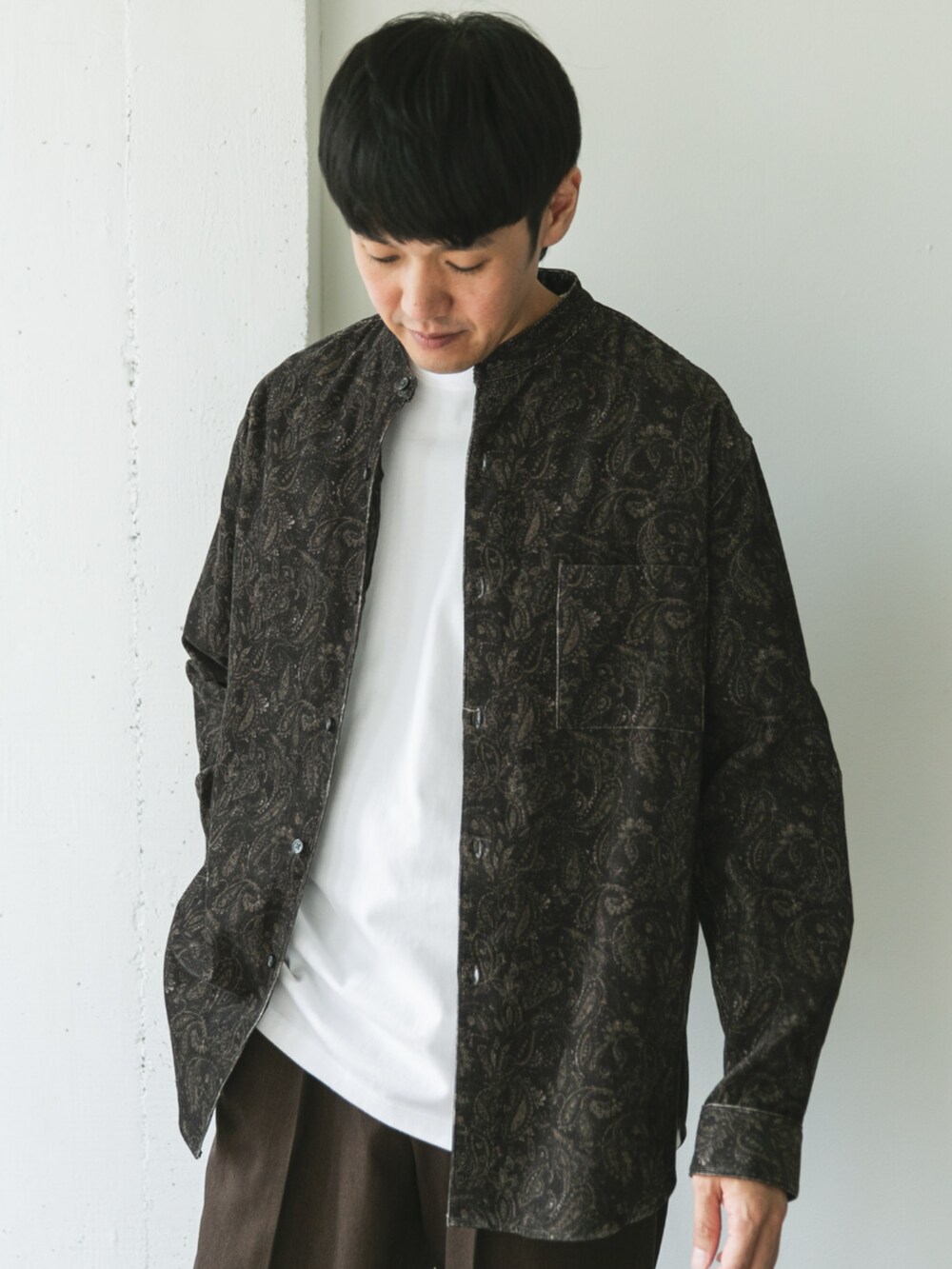 ブラウン系のシャツ/ブラウスを着用したメンズの秋コーディネートの2枚目の写真