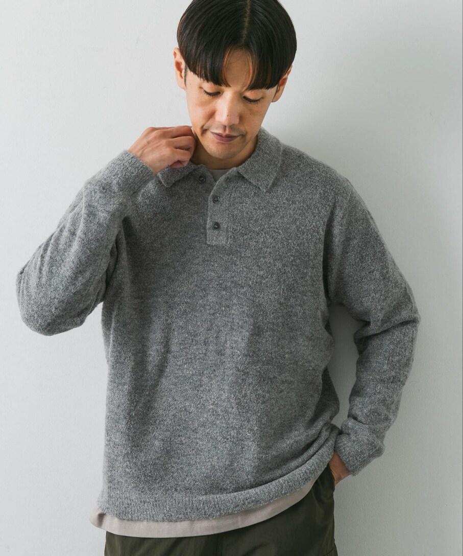 グレー系のポロシャツ、グリーン系のカーゴパンツを着用したメンズの秋コーディネートの2枚目の写真