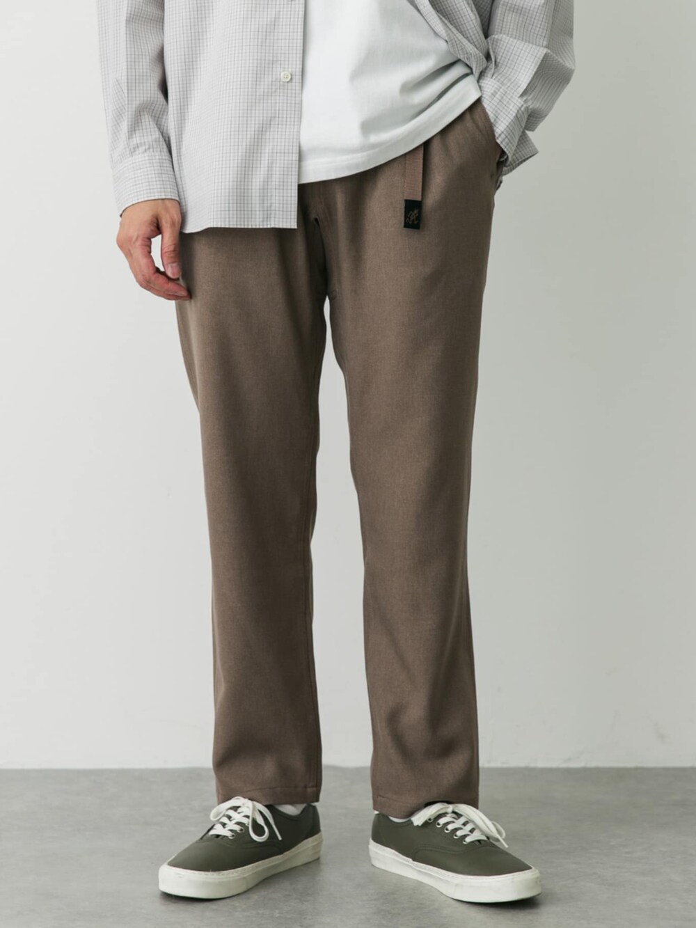 その他のシャツ/ブラウス、ブラウン系のその他パンツを着用したメンズの秋コーディネートの2枚目の写真