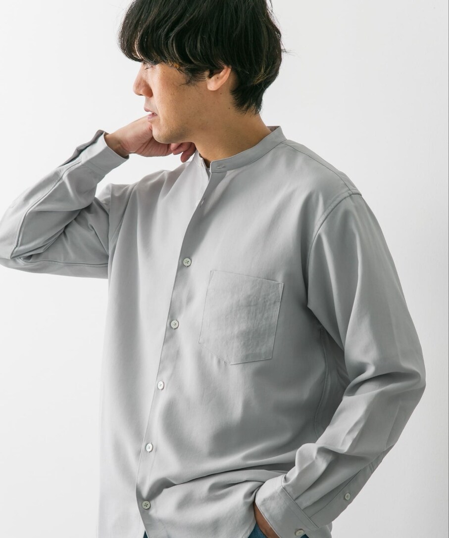 グレー系のシャツ/ブラウス、ホワイト系のスニーカーを着用したメンズの春コーディネートの2枚目の写真