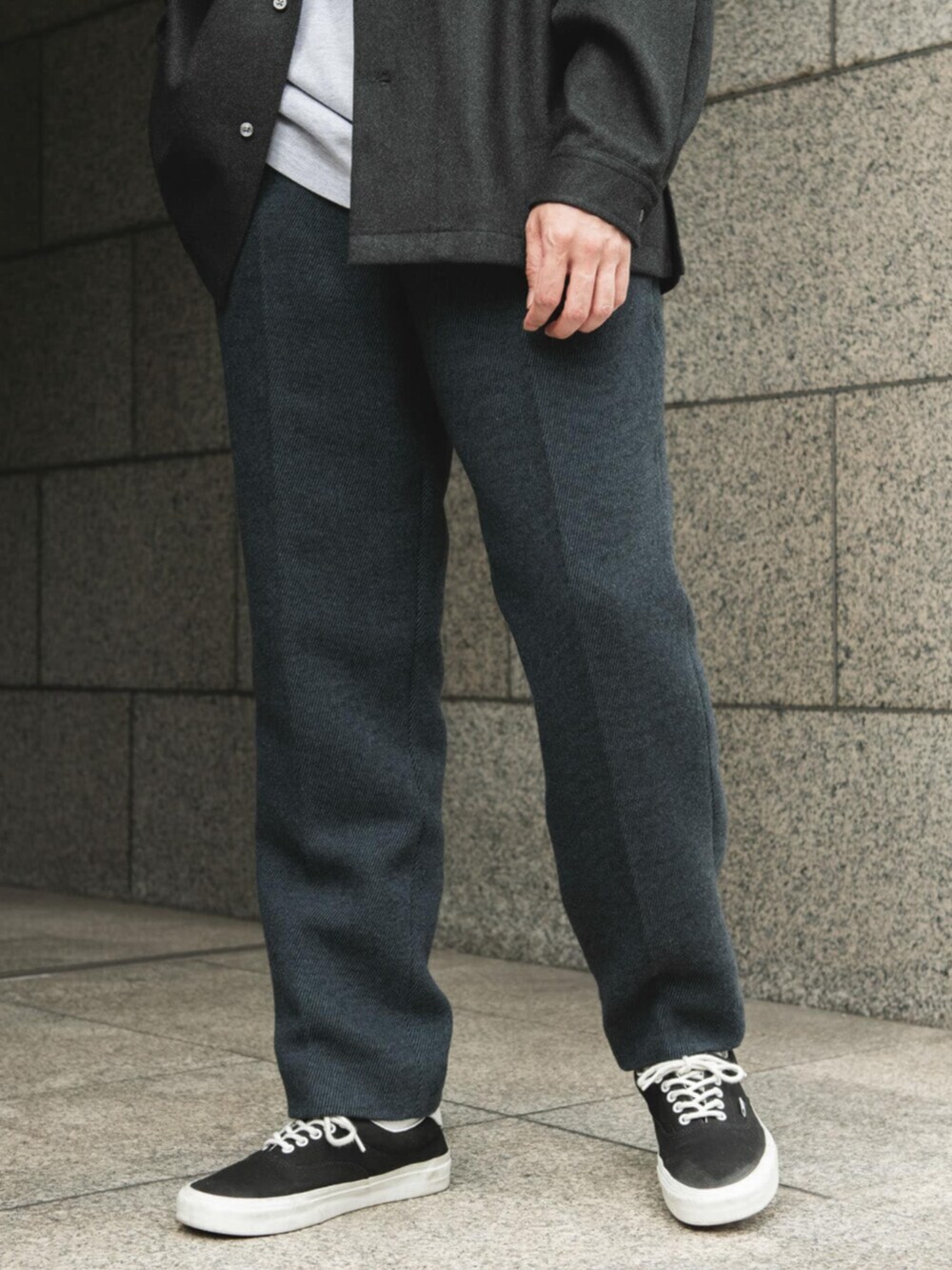 ブルー系のその他パンツ、グレー系のシャツ/ブラウスを着用したメンズの秋コーディネートの3枚目の写真