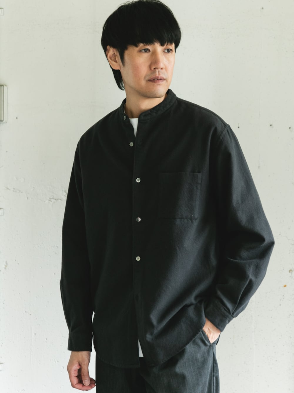 グレー系のシャツ/ブラウスを着用したメンズの秋コーディネートの2枚目の写真