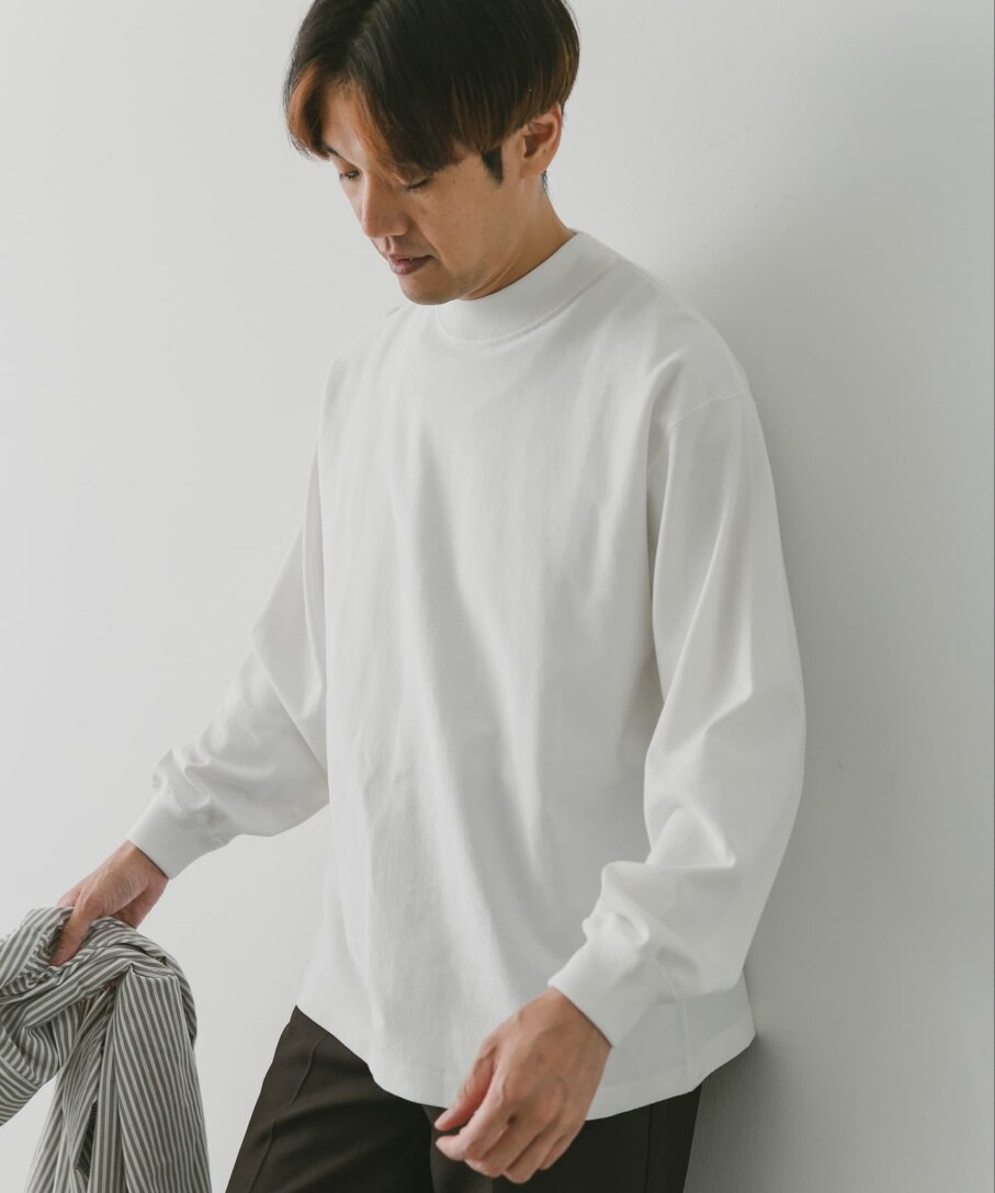 ホワイト系のTシャツ/カットソー、ブラウン系のその他パンツ、ブラウン系のシャツ/ブラウスを着用したメンズの秋コーディネートの2枚目の写真
