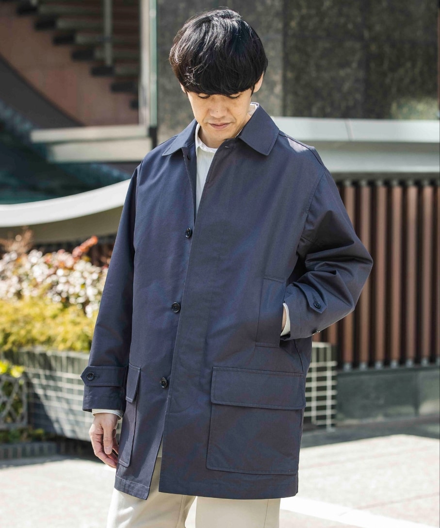 グレー系のステンカラーコート、ベージュ系のシャツ/ブラウスを着用したメンズの春コーディネートの2枚目の写真