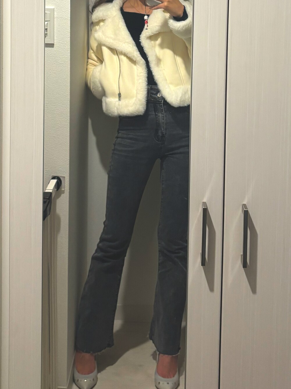 「sheinのアイテム（デニムパンツ、グレー系）」を使った、Miinaさん（レディース・162cm）の冬コーディネートの2枚目の写真
