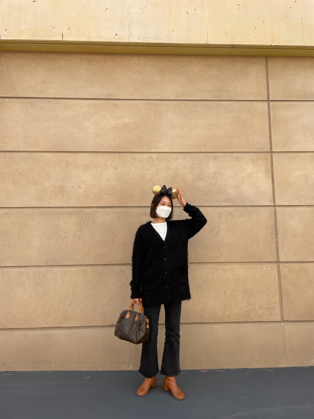 「大人カジュアル、ニット/セーター、シンプル、ゆるコーデ、ootd、休日スタイル、きれいめカジュアル、ブーツ、キレイめ、デニムパンツ」｜「TODAYFULのブラッシュモヘヤカーディガン（カーディガン/ボレロ、ブラック系）」を使った、manaさん（レディース・165cm）の秋コーディネートの2枚目の写真