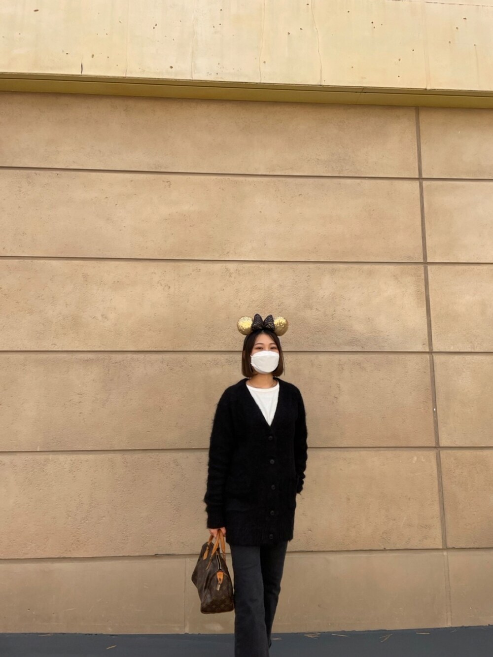 「大人カジュアル、ニット/セーター、シンプル、ゆるコーデ、ootd、休日スタイル、きれいめカジュアル、ブーツ、キレイめ、デニムパンツ」｜「TODAYFULのブラッシュモヘヤカーディガン（カーディガン/ボレロ、ブラック系）」を使った、manaさん（レディース・165cm）の秋コーディネートの3枚目の写真