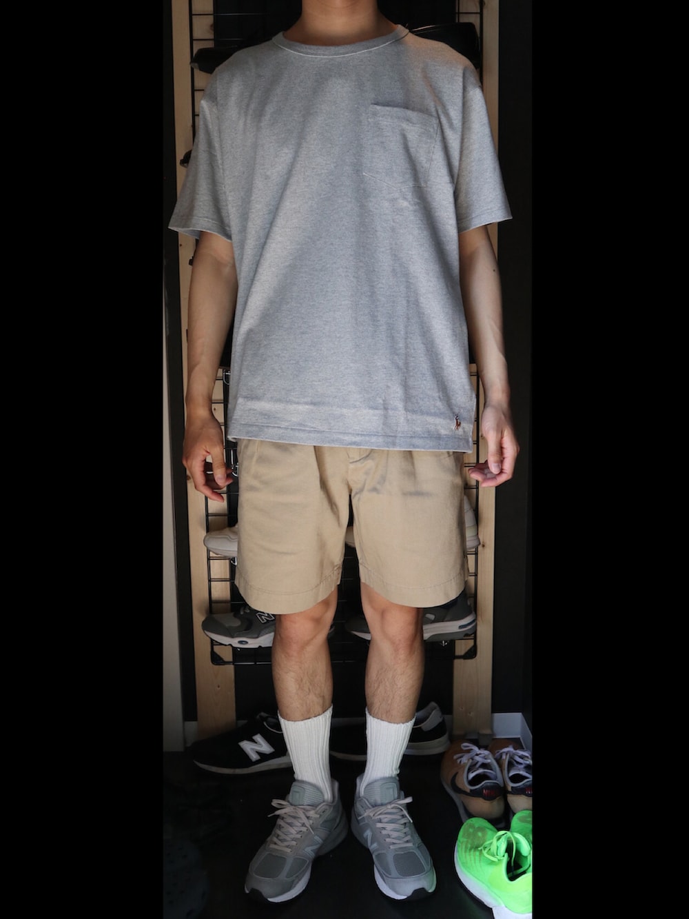 グレー系のTシャツ/カットソー、ベージュ系のチノパンツ、グレー系のスニーカーを着用したメンズの春コーディネートの2枚目の写真