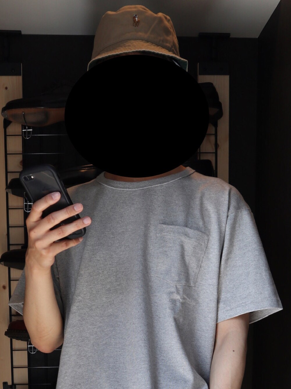 グレー系のTシャツ/カットソー、ベージュ系のチノパンツ、グレー系のスニーカーを着用したメンズの春コーディネートの3枚目の写真