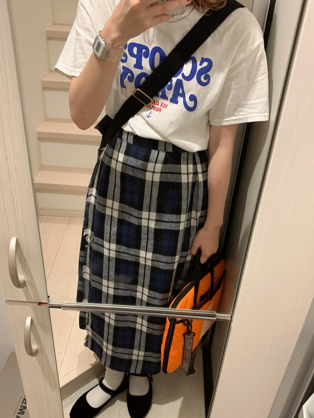 ブルー系のスカート、その他のデジタル腕時計を着用したレディースの夏コーディネートの2枚目の写真