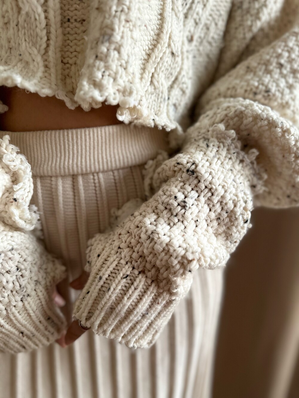 ホワイト系のニット/セーター、その他のその他、その他のその他を着用したレディースの秋コーディネートの3枚目の写真