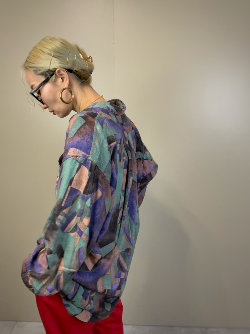 「ごきげんウィーク、カジュアル、柄シャツ、古着屋コレンテ、コレンテ、vintage、古着MIX、シャツスタイル」｜「COLLENTEのアイテム（シャツ/ブラウス、その他）」を使った、COLLENTE(yuco)さん（レディース・169cm）の春コーディネートの2枚目の写真
