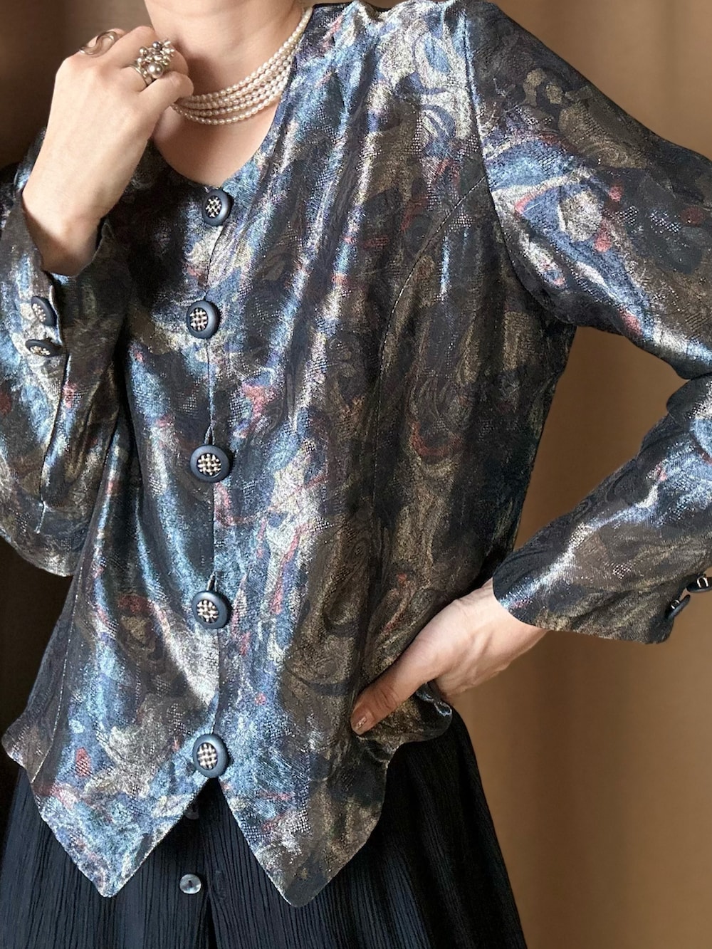 「春服コーデ、ジャケット、シルク、シャツスタイル、柄シャツ、vintage、古着MIX、古着コーデ、古着屋コレンテ」｜「online storeのCOLLENTE VINTAGE (オンラインストア)（その他、その他）」を使った、COLLENTE(yuco)さん（レディース・169cm）の春コーディネートの3枚目の写真