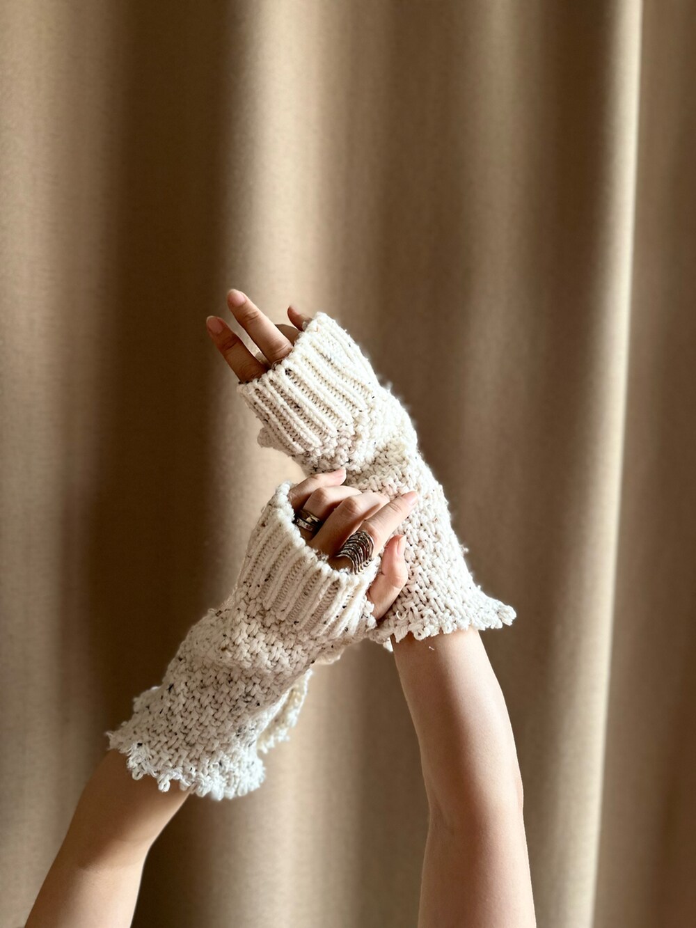 ホワイト系のニット/セーター、その他のその他、その他のその他を着用したレディースの秋コーディネートの2枚目の写真