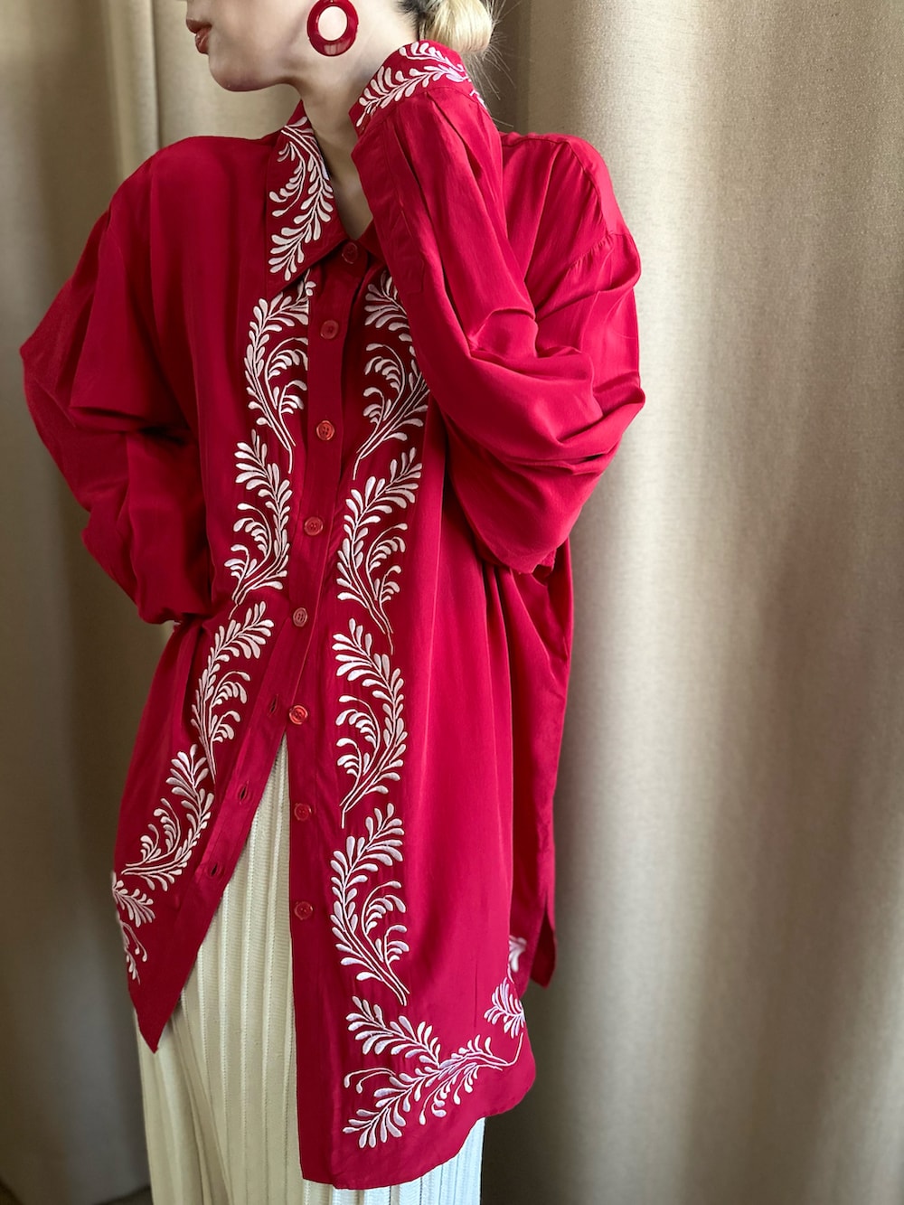 レッド系のシャツ/ブラウス、その他のその他、その他のその他を着用したレディースの秋コーディネートの3枚目の写真