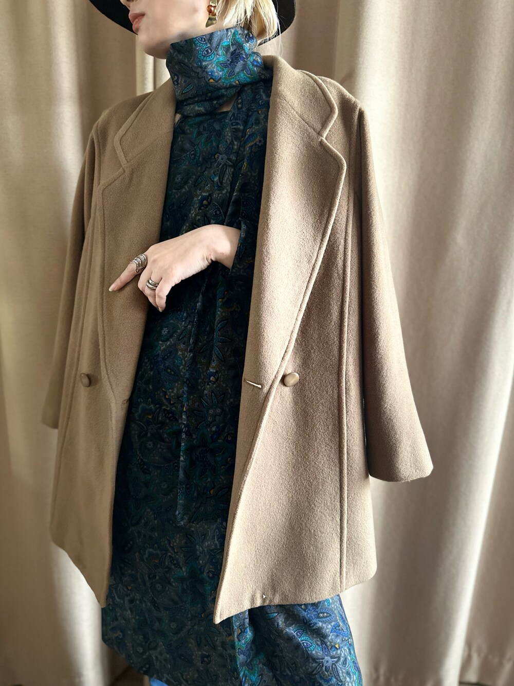 ブルー系のワンピース/ドレス、その他のその他、その他のその他を着用したレディースの秋コーディネートの4枚目の写真