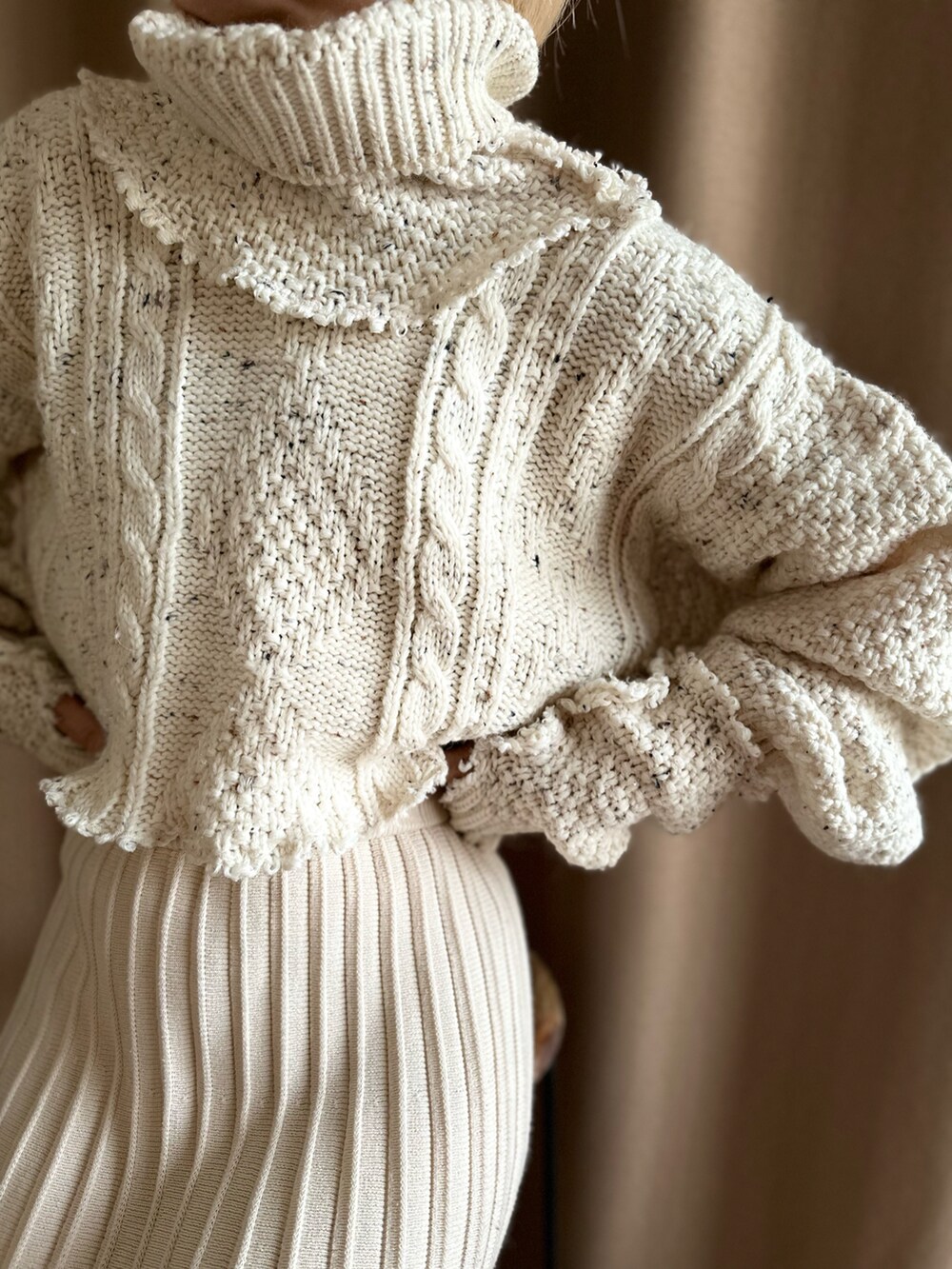 ホワイト系のニット/セーター、その他のその他、その他のその他を着用したレディースの秋コーディネートの4枚目の写真